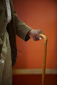 老人的手在拐杖上背景图片