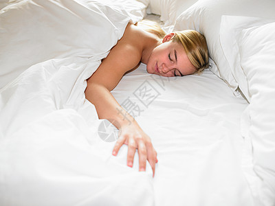 卧床的女人图片