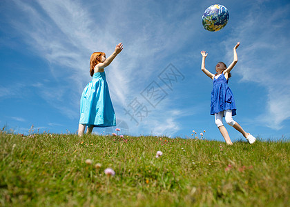 球与小女孩2个小女孩扔充气球背景