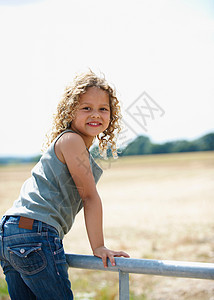 农场大门上的小女孩图片