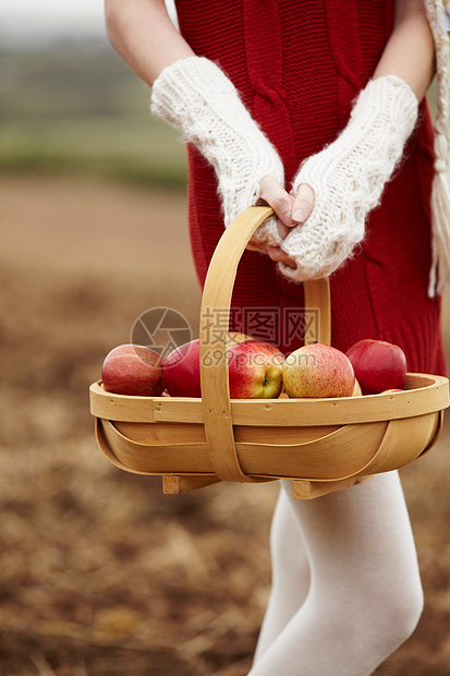 拿着一篮苹果的少女图片