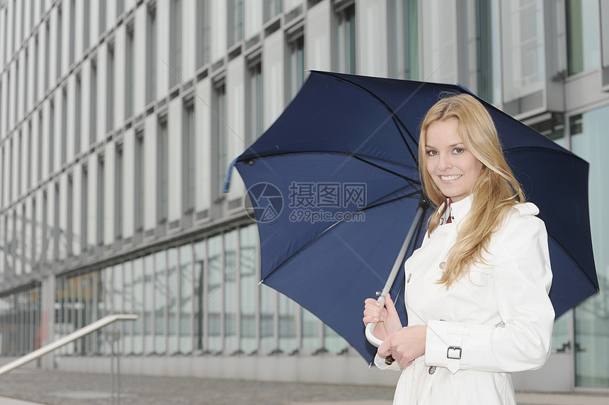 城市街道上带伞的女人图片