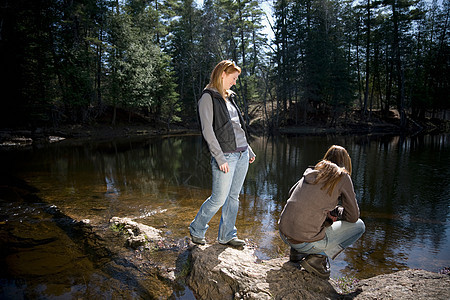 两个女人站在湖边图片