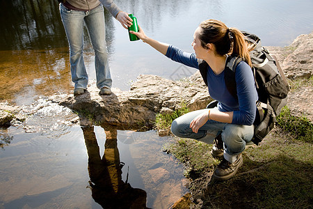 游客在湖边喝水图片
