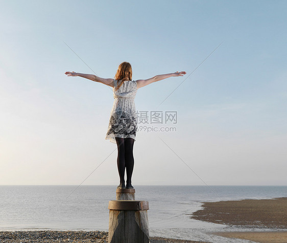 站在木柱上的女人图片