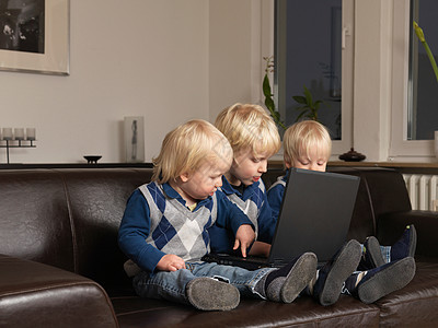 三个小孩在笔记本电脑上工作图片