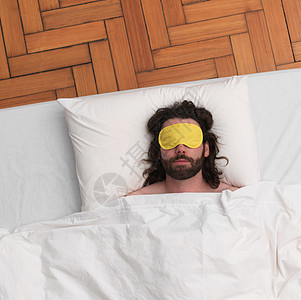 男人睡觉，戴着眼罩图片