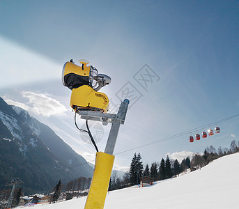 滑雪场的吹雪机和缆车图片
