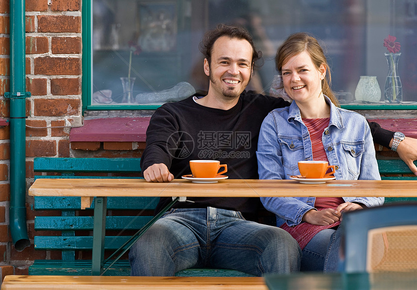 男人和女人坐在咖啡馆里图片