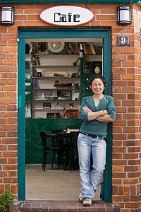 站在咖啡馆前的女人图片