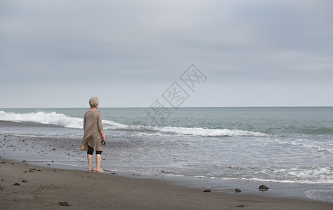 海边女性只有一个年长的女人高清图片