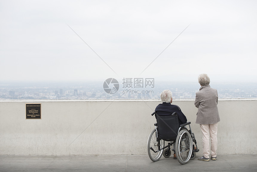 在天台上的老人图片