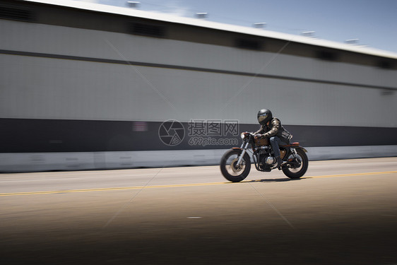 超速行驶的男性摩托车手模糊图像图片