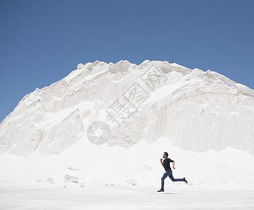 在白山前奔跑的人图片