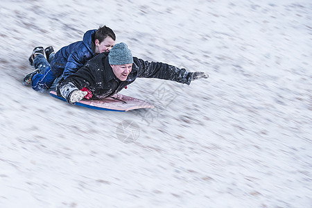 父子俩在雪地里滑雪图片