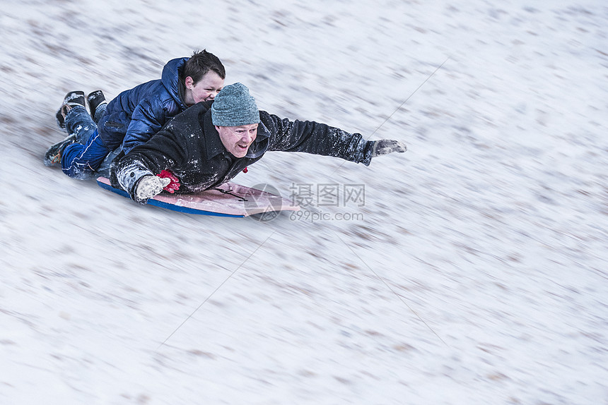 父子俩在雪地里滑雪图片