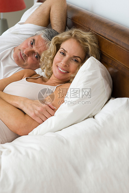 夫妇在床上图片