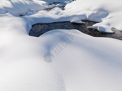 雪山溪图片