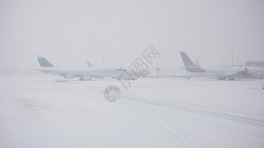雪地跑道上的飞机图片