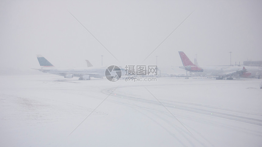 雪地跑道上的飞机图片