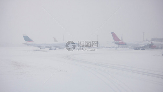 雪地跑道上的飞机图片