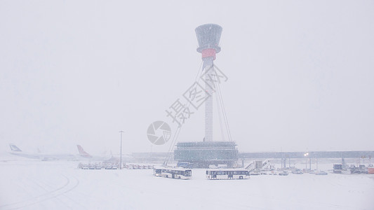 空中管制塔和飞机场在雪地里图片