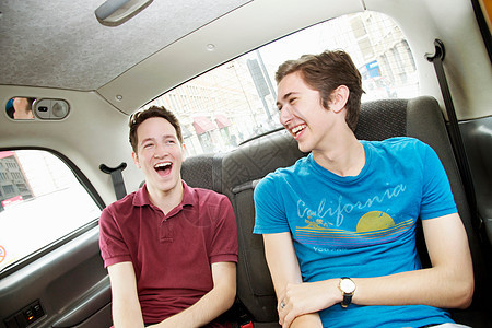在汽车后座上大笑的男人图片
