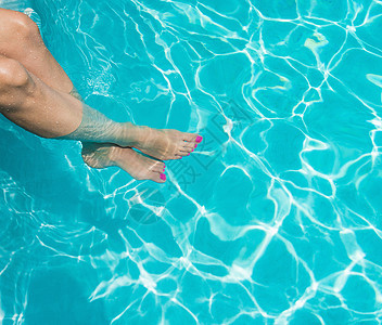 女人在游泳池里泡脚图片