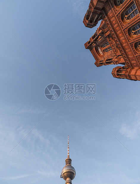 德国红色市政厅（Rothes Rathaus）和柏林广播塔（Berliner Funkturm）的低角度视图图片