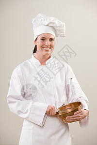 微笑的厨师拿着搅拌碗背景图片