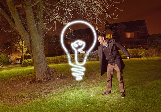 艺术家在公园里画一个发光灯泡符号图片
