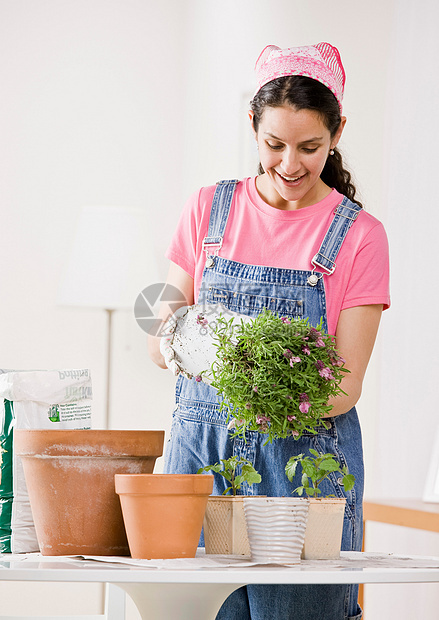 妇女在家里种植植物图片