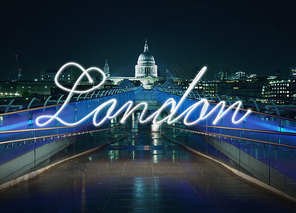 夜幕下千禧桥前闪耀的手写伦敦图片