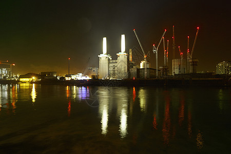 英国伦敦巴特西夜间建设中的发电站图片