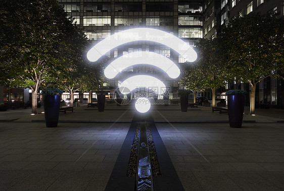 英国伦敦下夜幕中城市街道上闪亮的WiFi图标图片