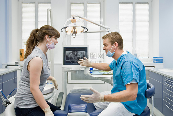 牙医和助手谈话图片