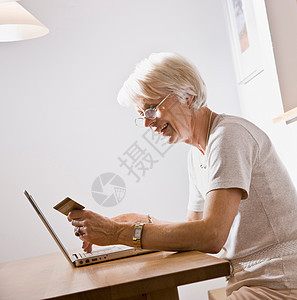女人在电脑上购物图片