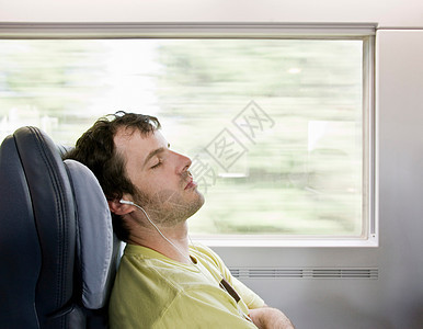 睡在火车上的人图片