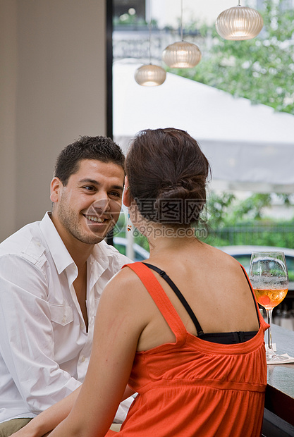 坐在酒吧喝酒的朋友图片