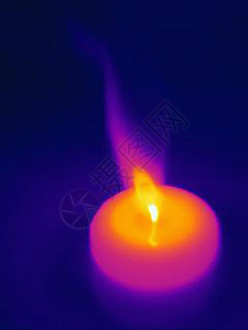 一支蜡烛燃烧的热图像背景图片