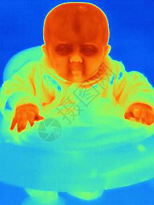 婴儿车中六个月男婴的热成像图片