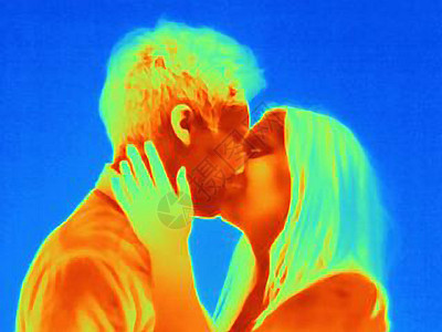 年轻夫妇接吻的热像图片