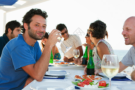 朋友们在户外餐桌上喝酒图片
