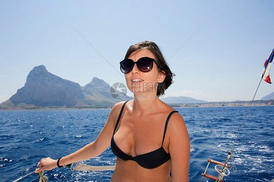 穿着比基尼的女人站在船上图片