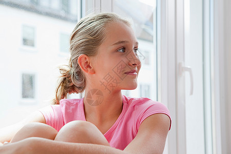 坐在窗台上微笑的女孩图片