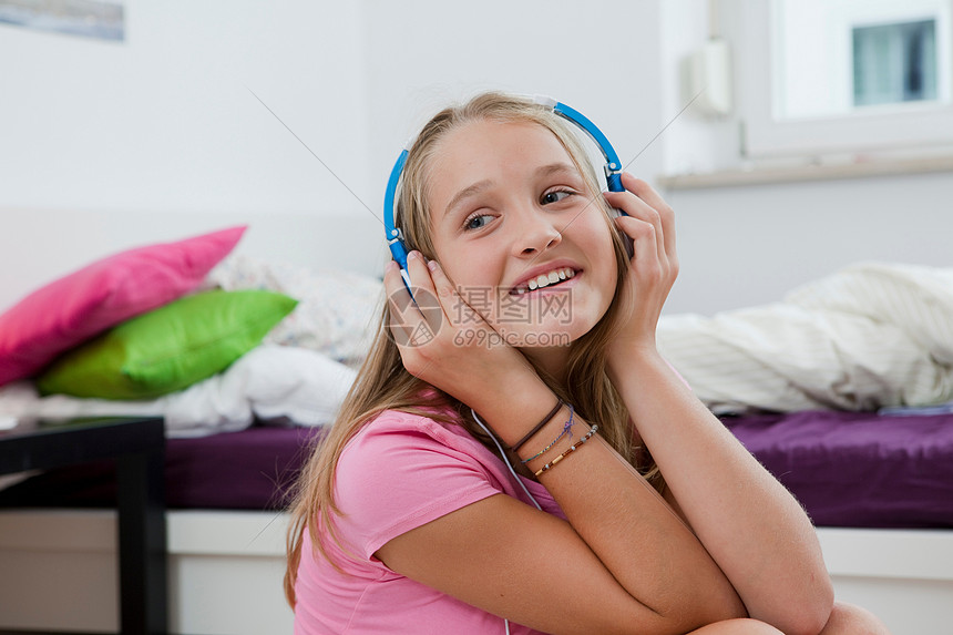微笑的女孩听耳机图片