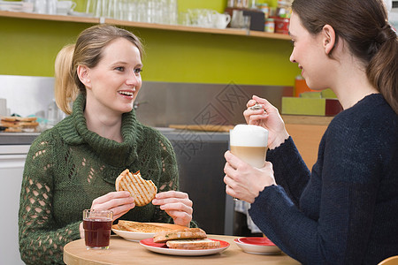 两个女人在咖啡店聊天图片