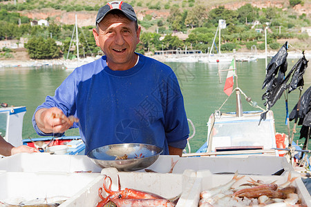 卖鲜鱼的渔夫图片