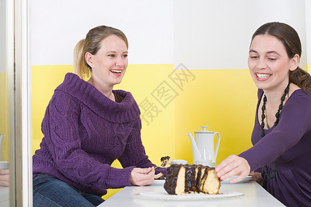 两个年轻女人在吃蛋糕图片