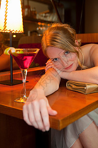 在餐馆喝酒的女人图片